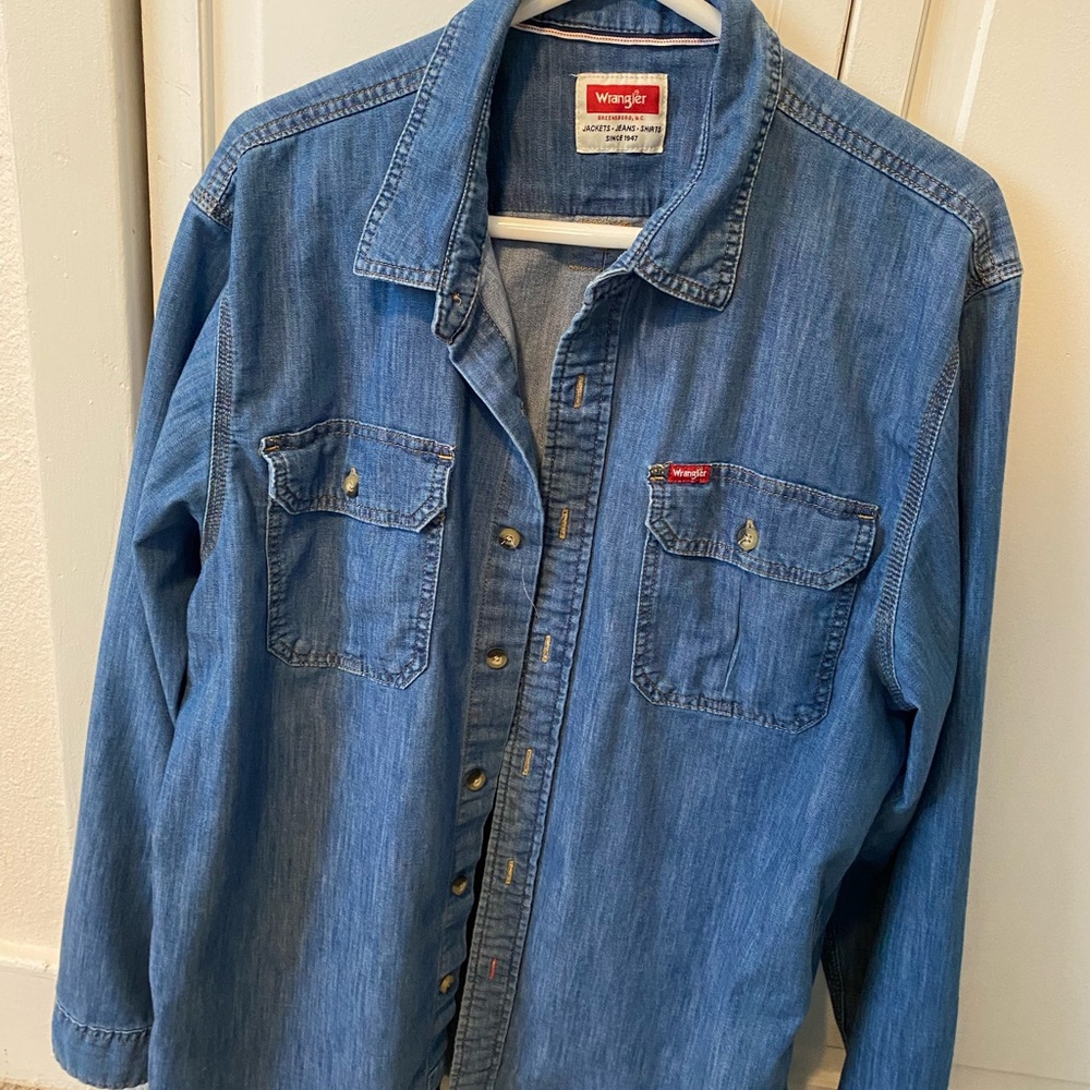 Wrangler Light Blue Denim Button-Up Shirt with Chest Pockets